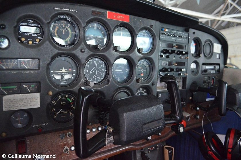 Приборная панель Цессна 172s