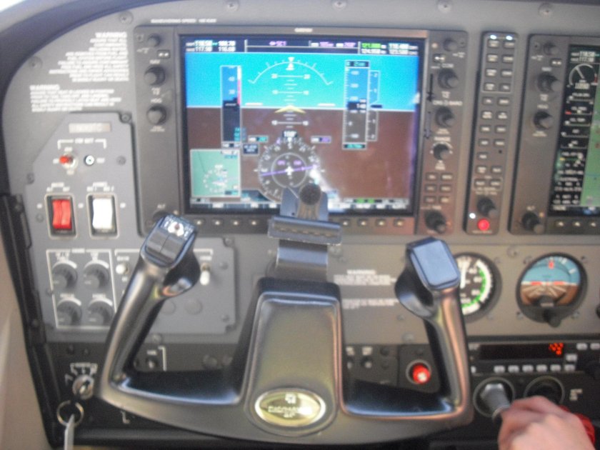 Кабина Cessna 172s Garmin g1000