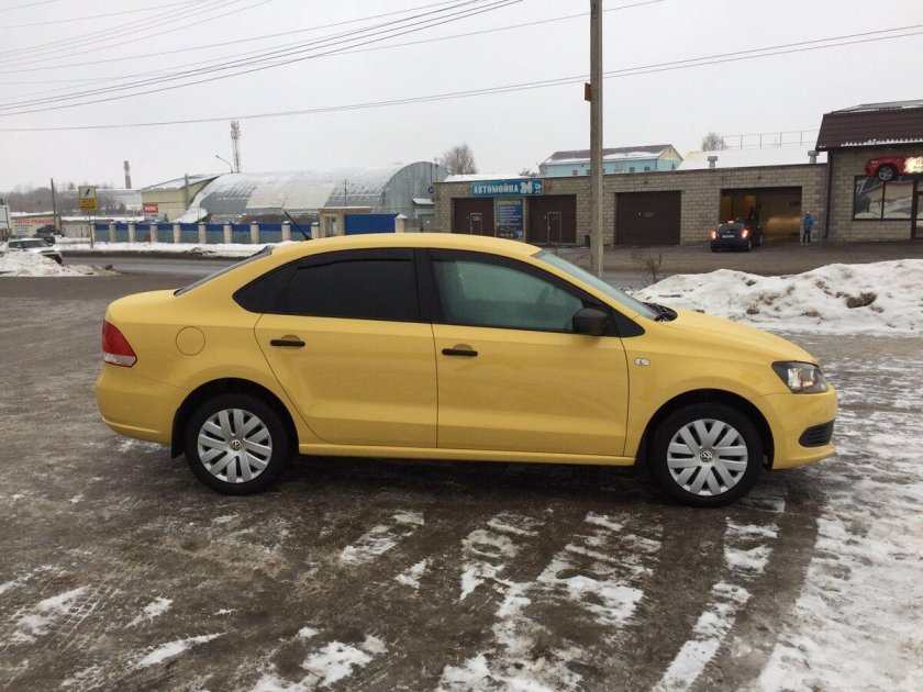 Желтый поло седан