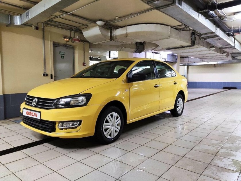 Жёлтый volkswagen polo 2017 года