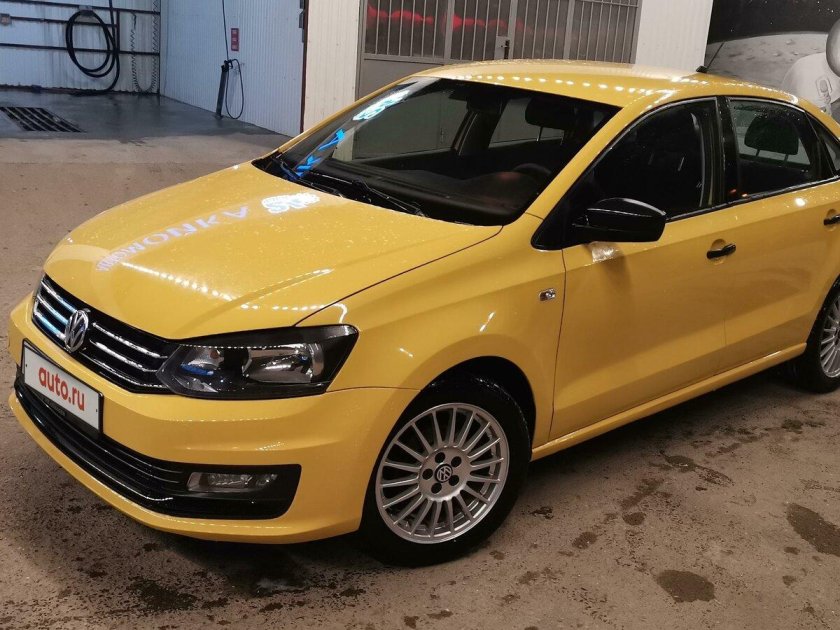 Желтый поло седан 2017 фольксваген