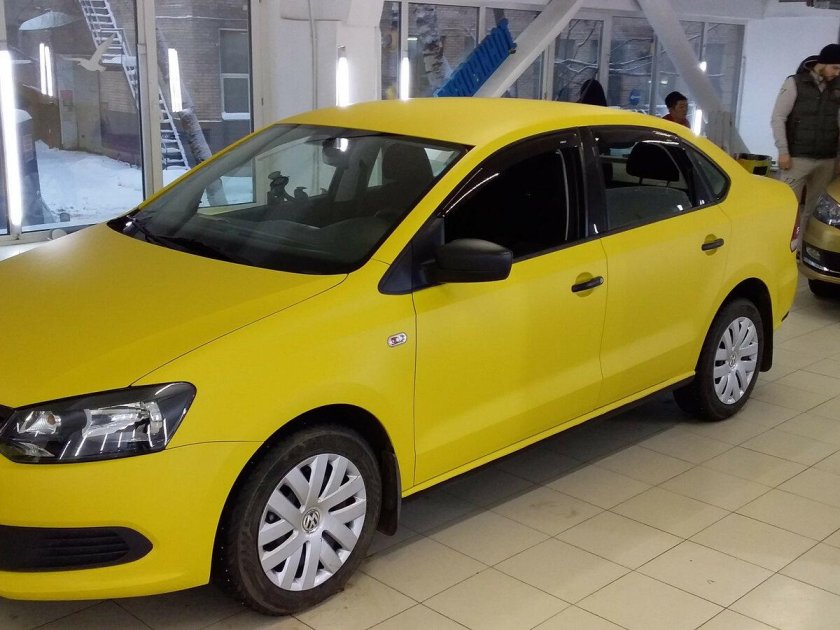 Желтый Фольксваген поло седан