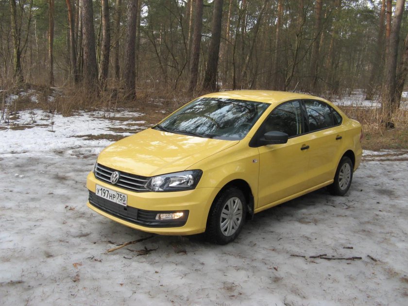 Желтый Фольксваген поло седан