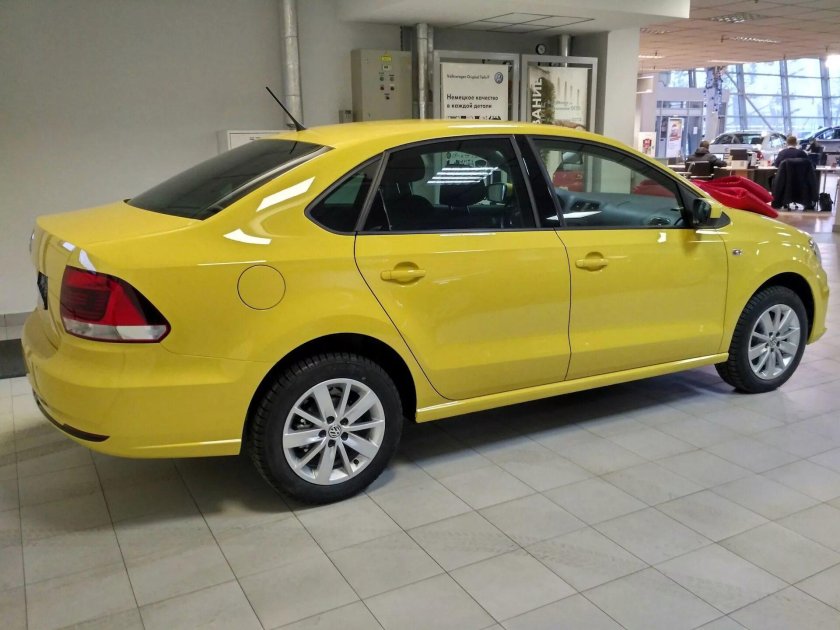 Фольксваген поло 2016 жёлтая