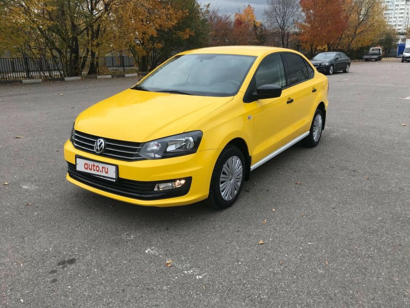 Volkswagen Polo sedan жёлтый