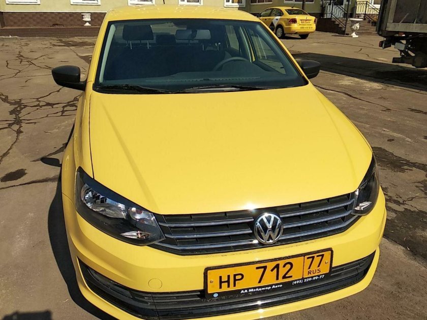 Volkswagen Polo желтый