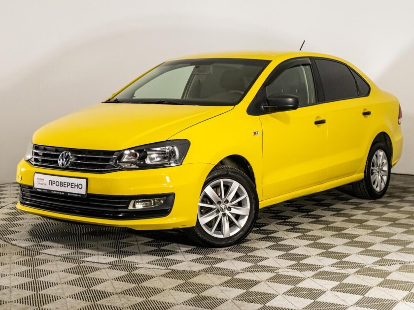 Жёлтый Volkswagen Polo 2017 года