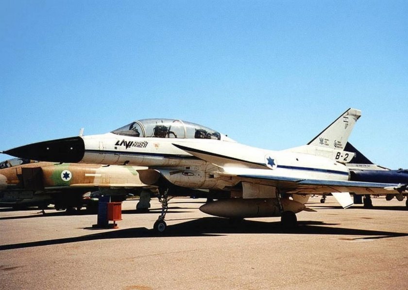 Самолет IAI лави