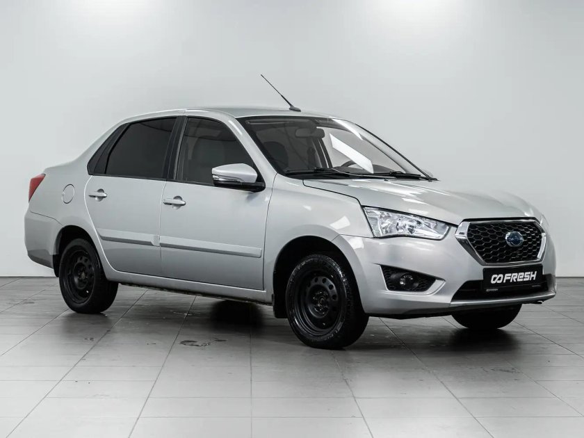 Датсун серебристый седан