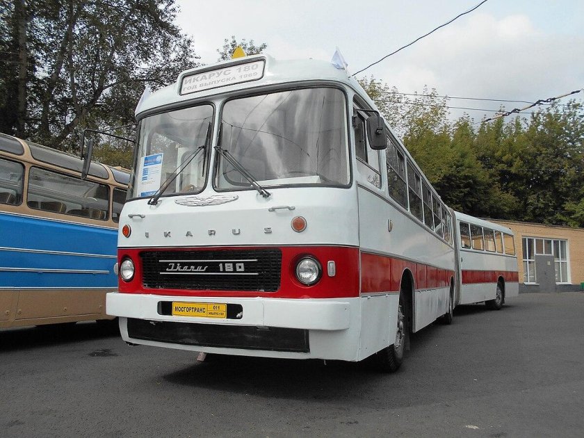 Икарус 180 в Москве