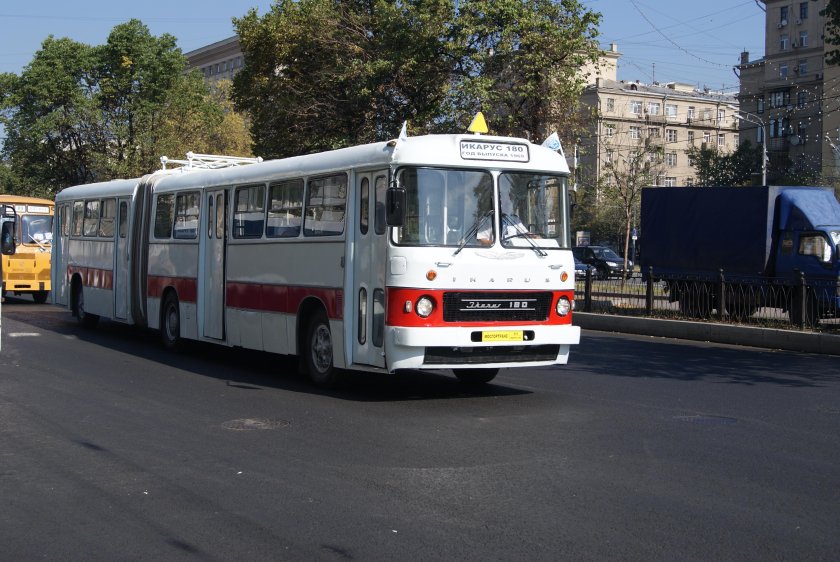 Ikarus 180