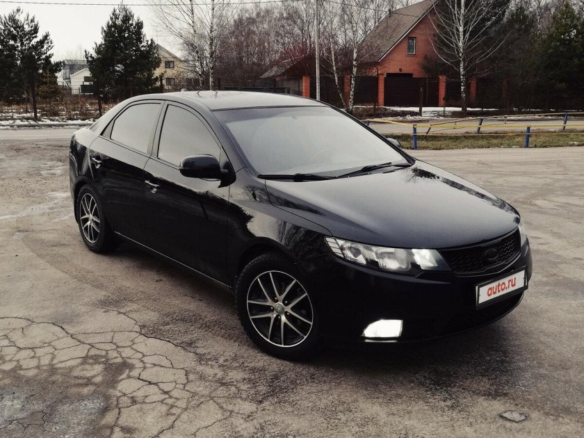 Черная Kia Cerato 2011