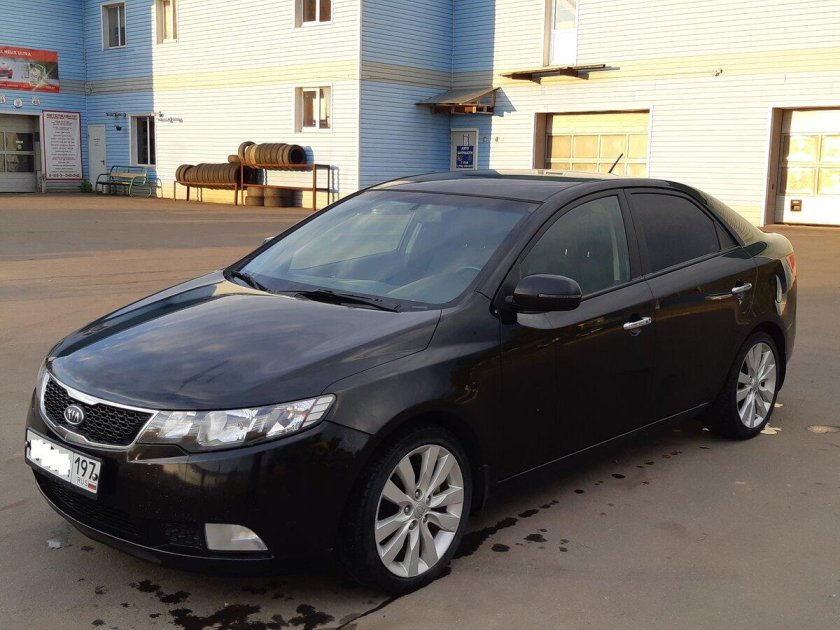 Черная Kia Cerato 2011