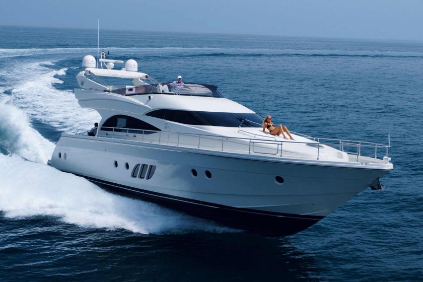 Яхта Dominator s62