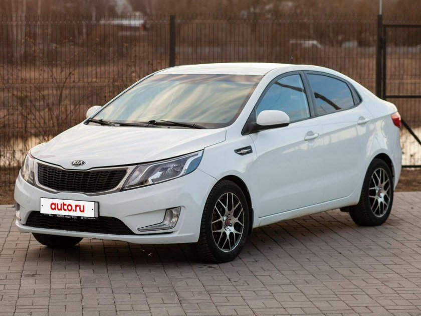 Белая киа рио