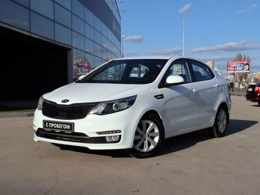 Белая киа рио