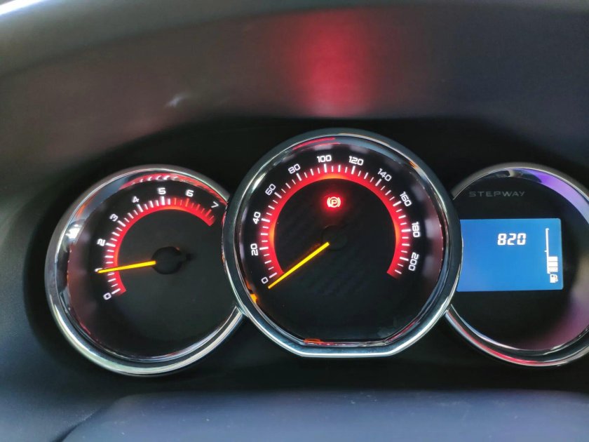 Панель приборов Рено Сандеро 1