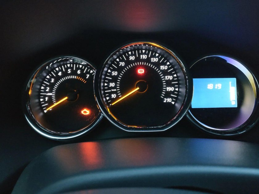 Панель приборов Рено Сандеро степвей 2