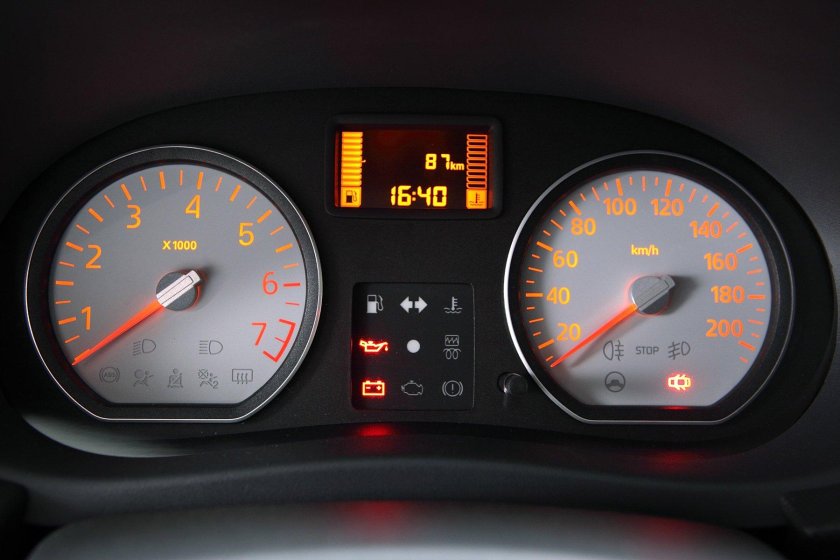 Приборная панель Рено Логан 2011