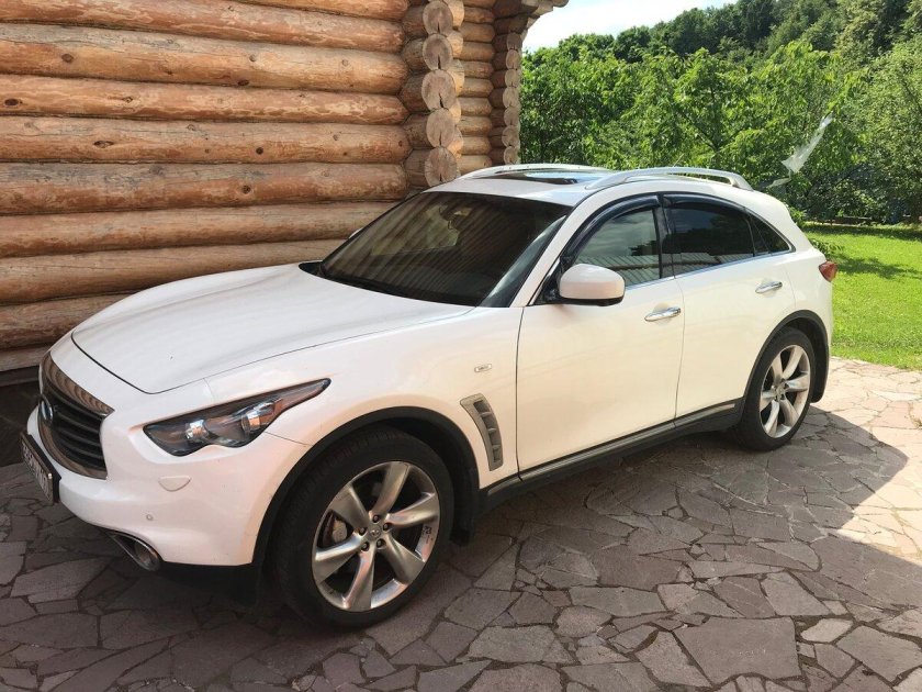 Белая инфинити