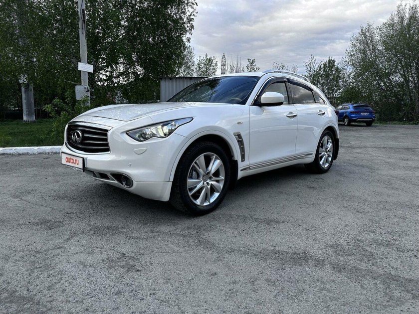 Белая инфинити