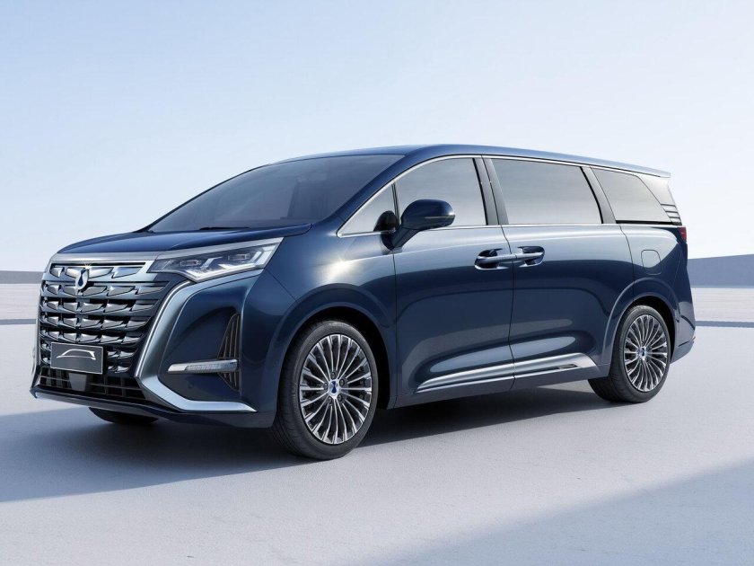 BYD минивэн Denza d9