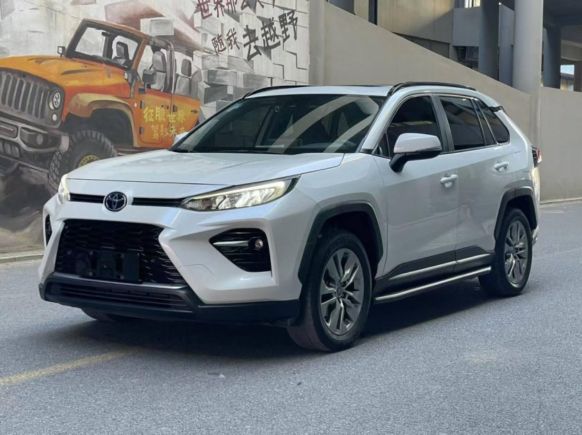 Белая тойота рав 4