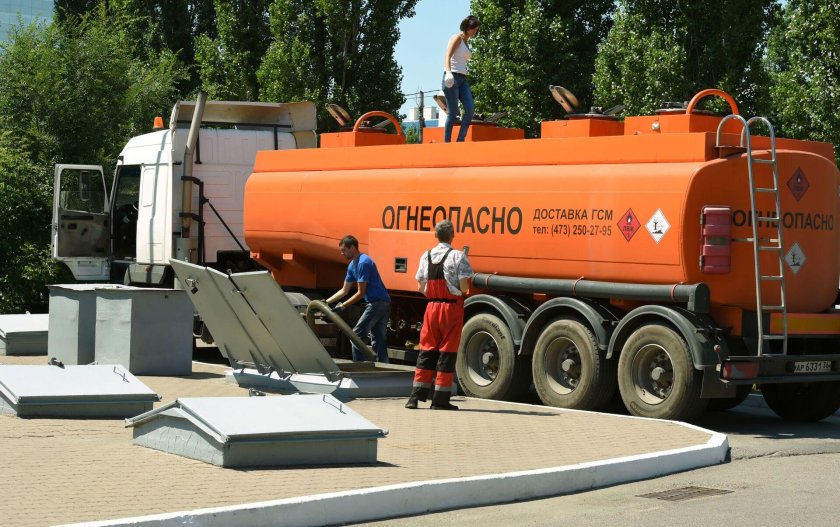 Слив бензина с автоцистерны на АЗС