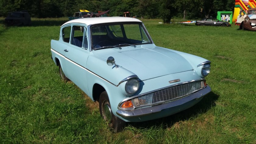 Ford Anglia 105