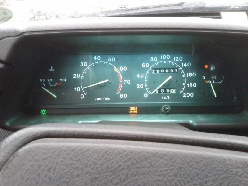 Приборная панель ВАЗ 2110 1999 года