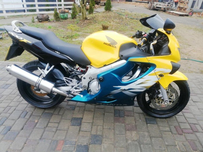 Honda cbr600f желтая
