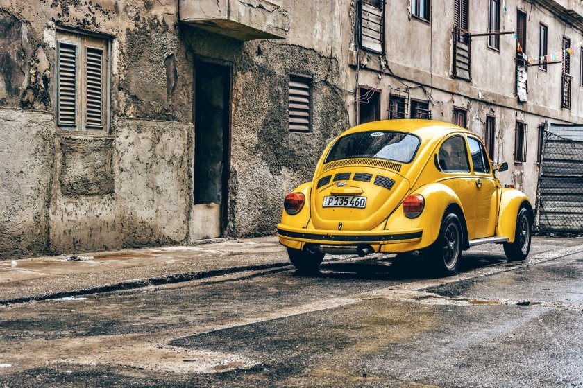 Volkswagen Жук желтый