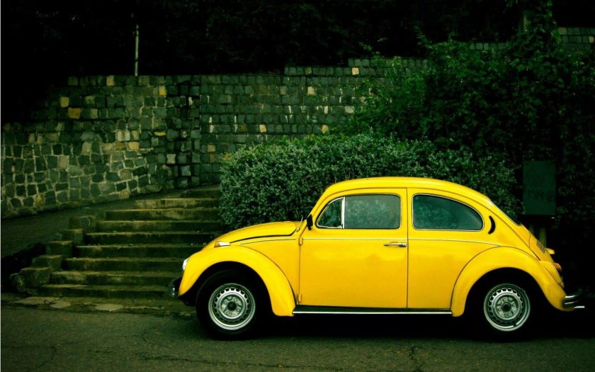 Volkswagen Beetle Жук желтый