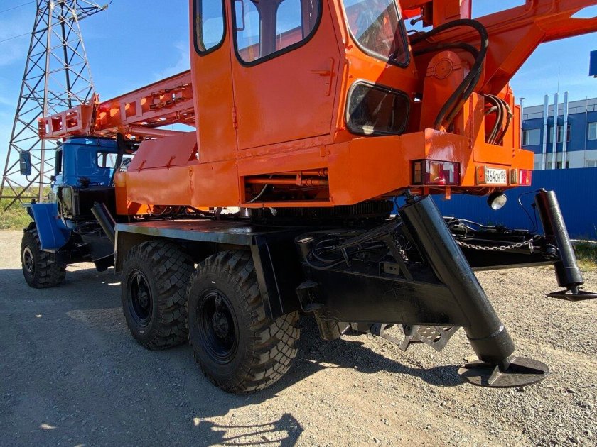 Бурильно-сваебойная машина бм-811