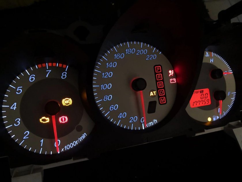 Приборная панель Мазда 3 БК 1.6