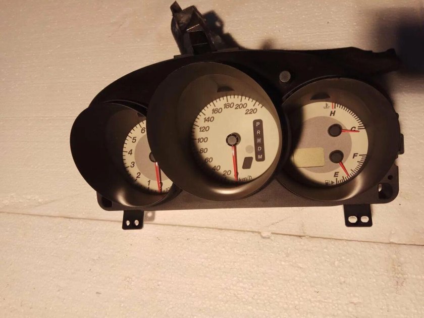 Приборная панель Мазда 3 БК 1.6