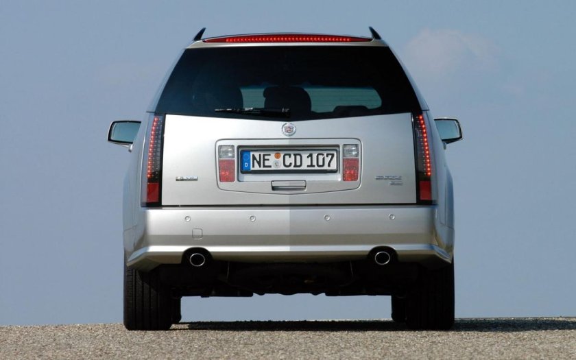 Кадиллак SRX сзади