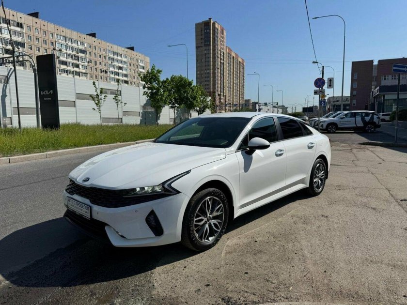 Белая киа к 5