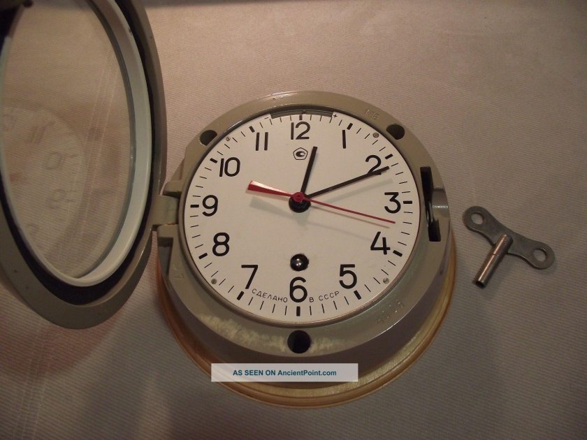 Судовые часы на подводной лодке