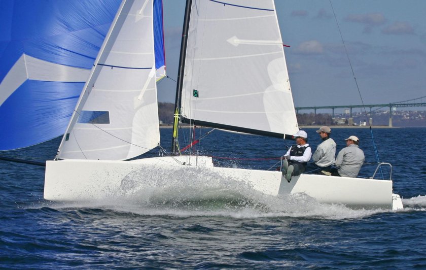 Парусная яхта j70