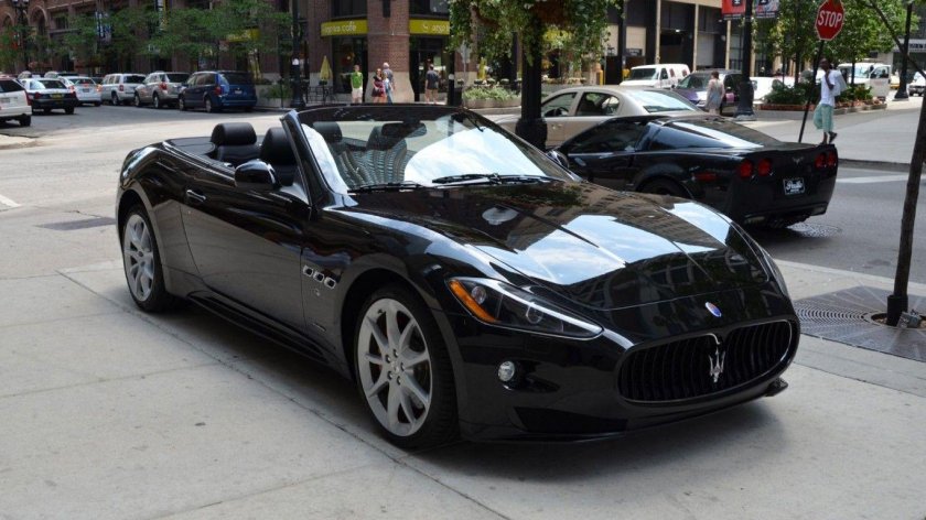 Черный Мазерати кабриолет