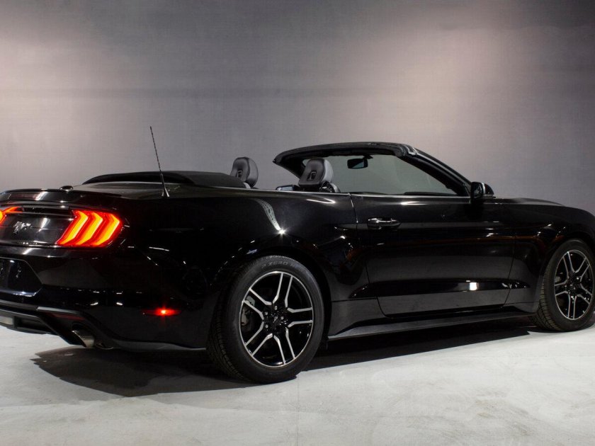 Форд Мустанг 2020 черный кабриолет