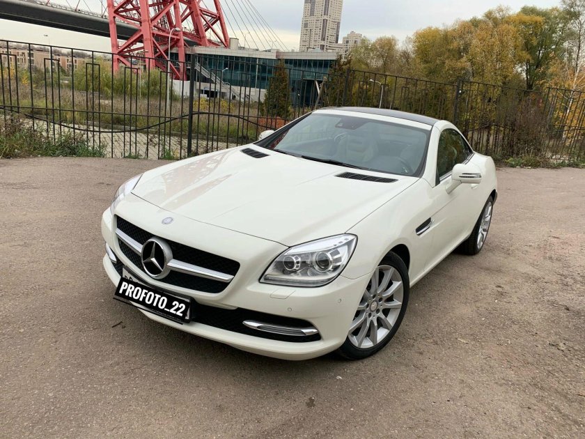 Машина цвета шампань