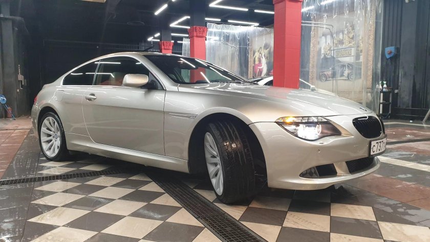 Машина цвета шампанского