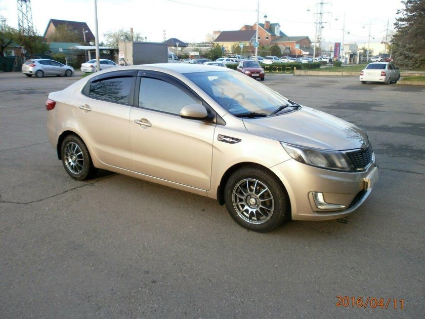 Киа Рио золотистая 2010