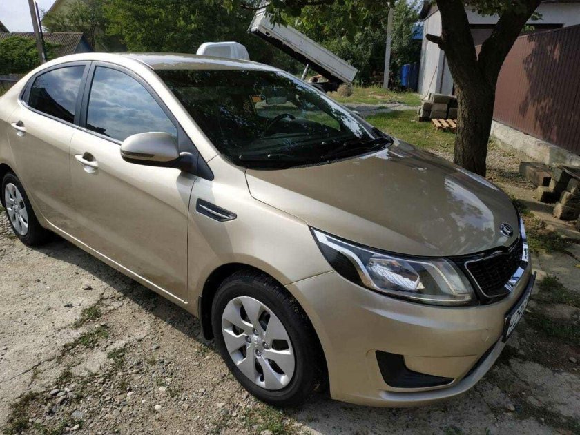 Киа Рио 2014 года бежевый