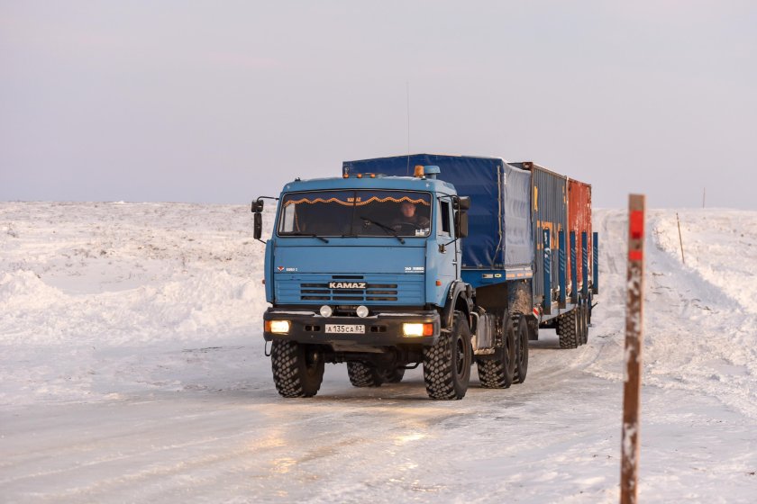 Тягач КАМАЗ на зимнике