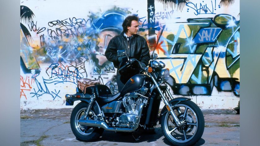 Джеймс Белуши директор