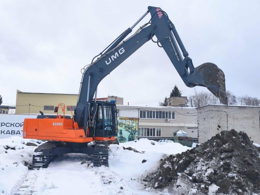 Экскаватор umg e330c