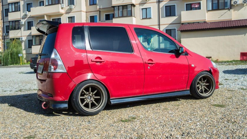 Дайхатсу YRV 1.3